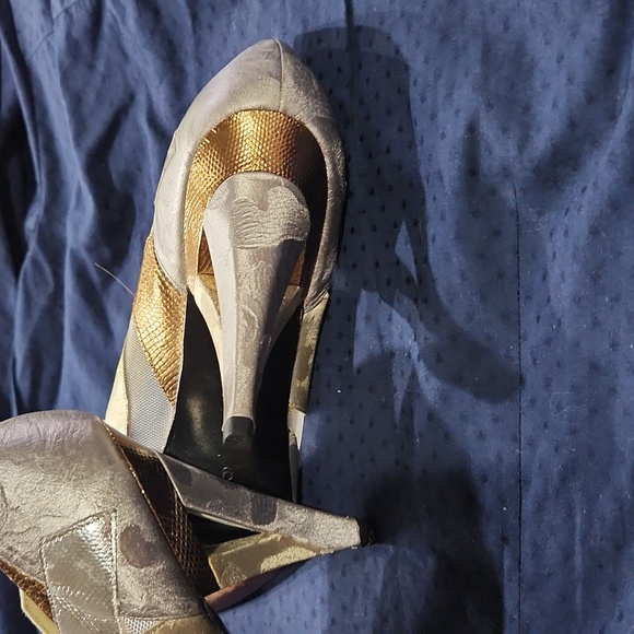 STUART WEIZTMAN SHOES w CUTOUT HEELS, 9, GOLD SILVER LAME & SHEER DESIGNS - Picture 3 of 5